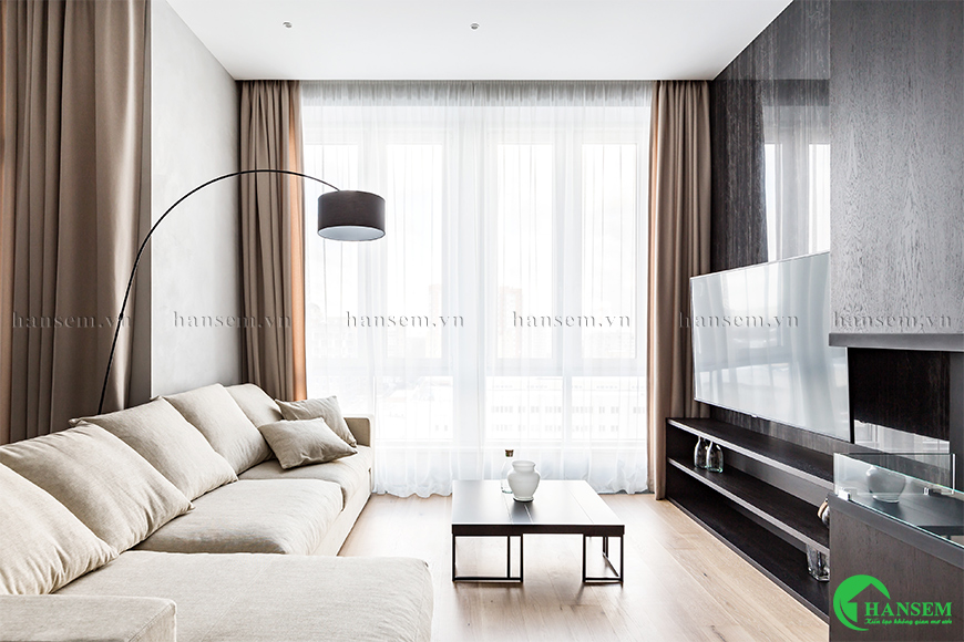 Bố trí rèm cửa sổ lớn để giảm thiểu ánh sáng gắt của mặt trời khi chiếu vào căn phòng