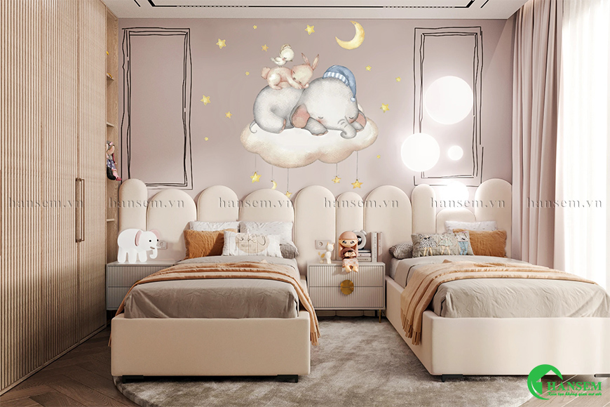 Điểm nhấn căn phòng ngủ là chiếc giường đôi với những trang trí dễ thương chú voi, chú thỏ cùng mặt trăng và ngôi sao
