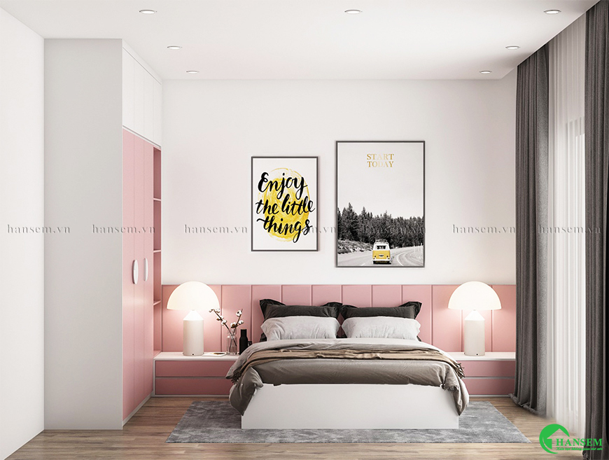 Trang trí bằng tranh treo tường, đèn ngủ dễ thương, thảm trải sàn và rèm cửa đồng bộ màu sắc