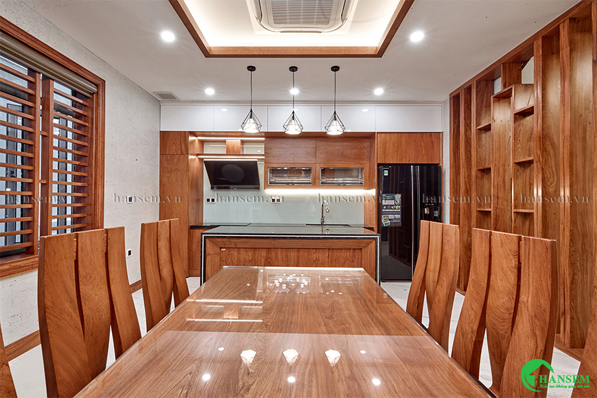 Thi công bếp biệt thự gỗ hương chuẩn xác mang lại cảm giác bề thế mà không quá nhiều sự cầu kỳ